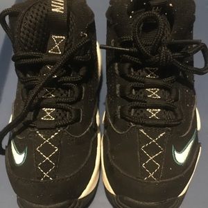 Nike boys black sneakers
